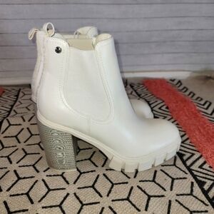 GBG KEONA IVORY CHUNKY PLATFORM BOOTS, SZ 8.5